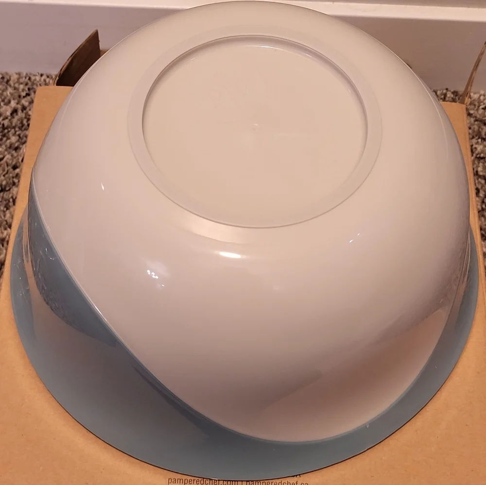 Pampered Chef Blue and White 4-Qt Mixing Bowl